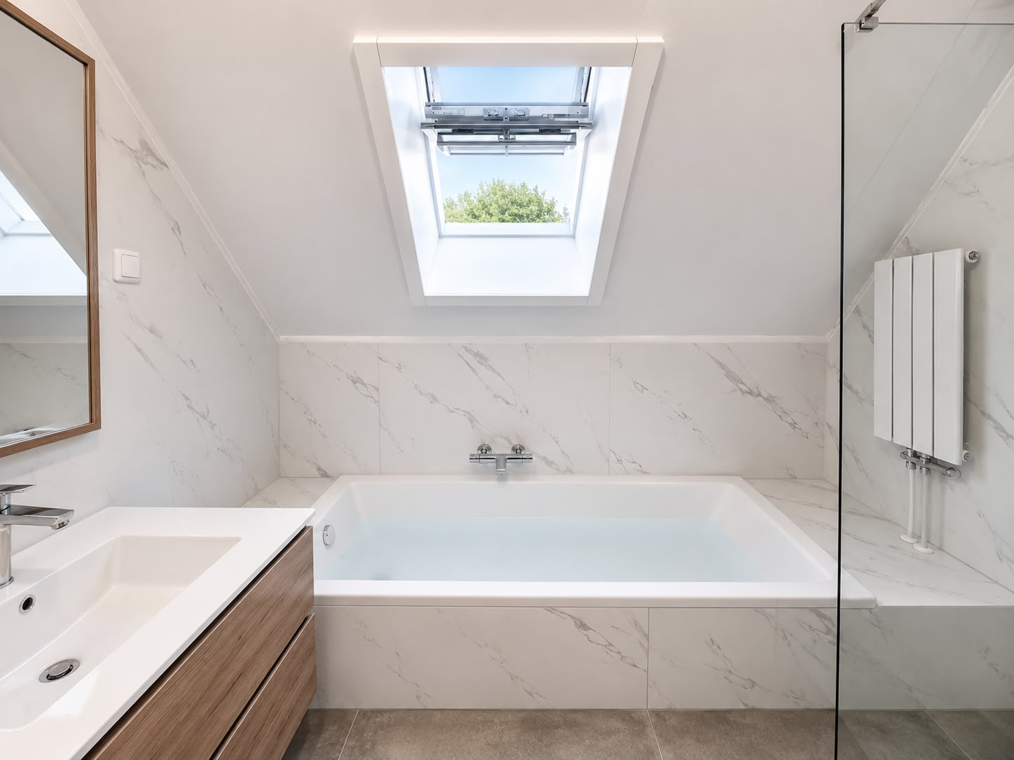 Gerenoveerde badkamer met marmerlook wandpanelen, ligbad en inloopdouche